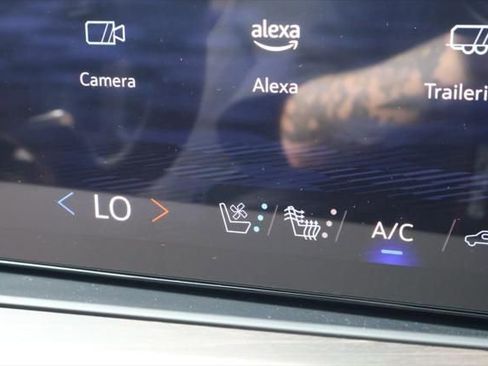 New 2025 Chevrolet Suburban Premier image 28