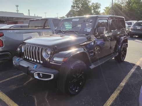 Used 2023 Jeep Wrangler Unlimited Sahara w/ Cold Weather Group AWD/4WD image 12