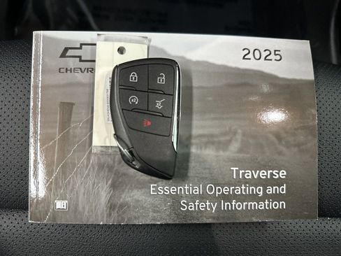 Used 2025 Chevrolet Traverse Z71 AWD/4WD image 39
