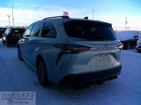 Used 2021 Toyota Sienna XLE w/ XLE Plus Package image 5