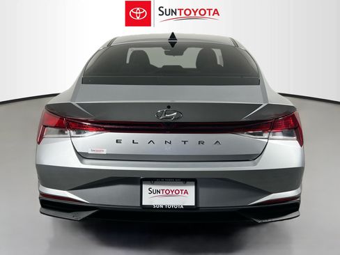 Used 2022 Hyundai Elantra SEL w/ Preferred Accessory Package FWD image 5