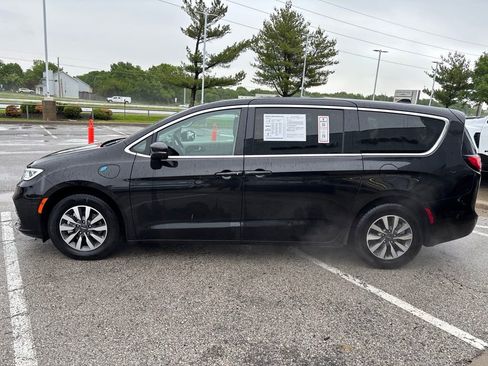 Used 2023 Chrysler Pacifica Touring-L FWD image 16