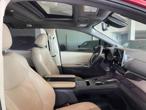 Used 2021 Toyota Sienna Limited image 29
