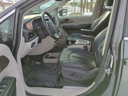 Used 2019 Chrysler Pacifica Touring-L Plus image 24