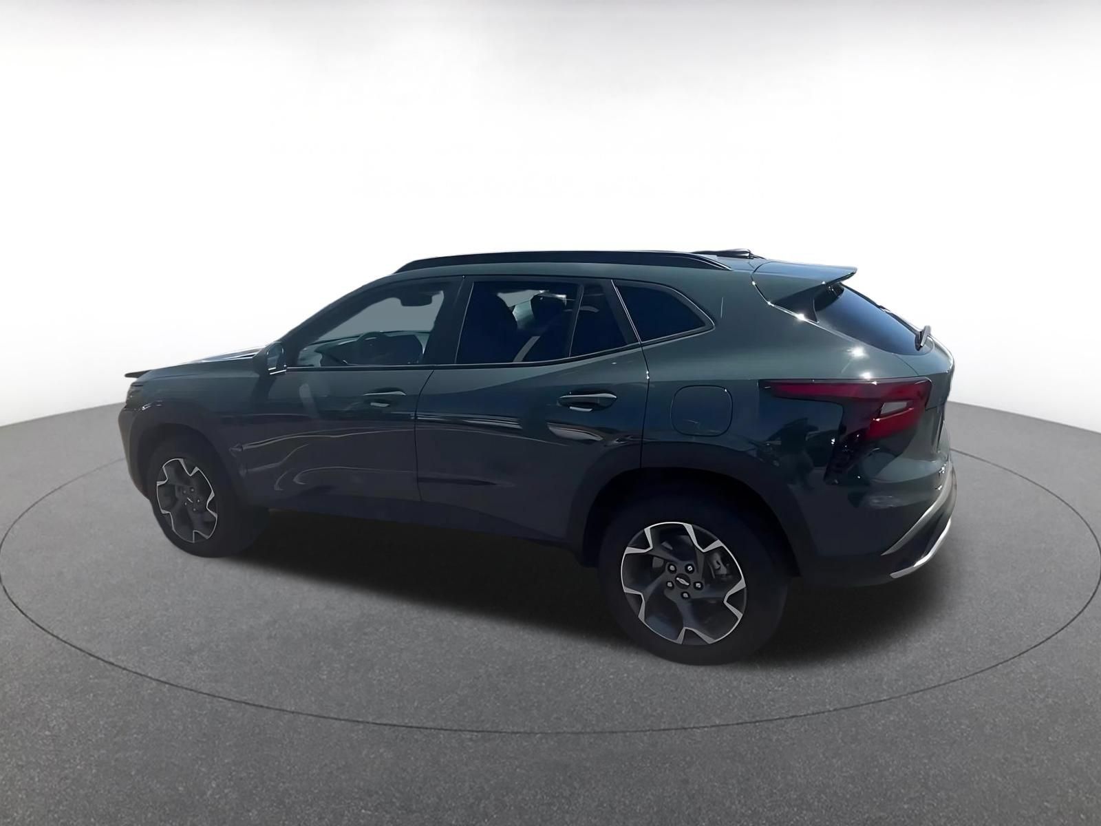 Used 2025 Chevrolet Trax LT FWD image 9