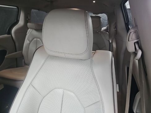 Used 2017 Chrysler Pacifica Limited FWD image 13