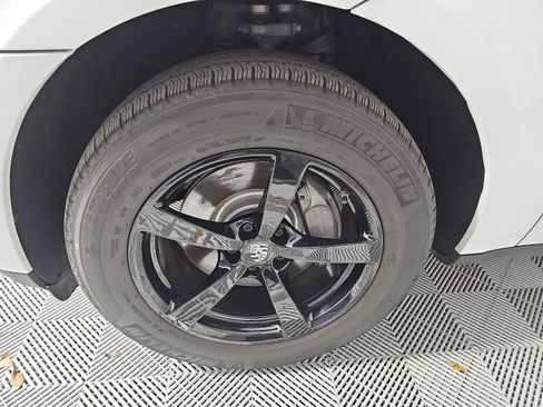 Used 2018 Porsche Macan AWD/4WD image 10