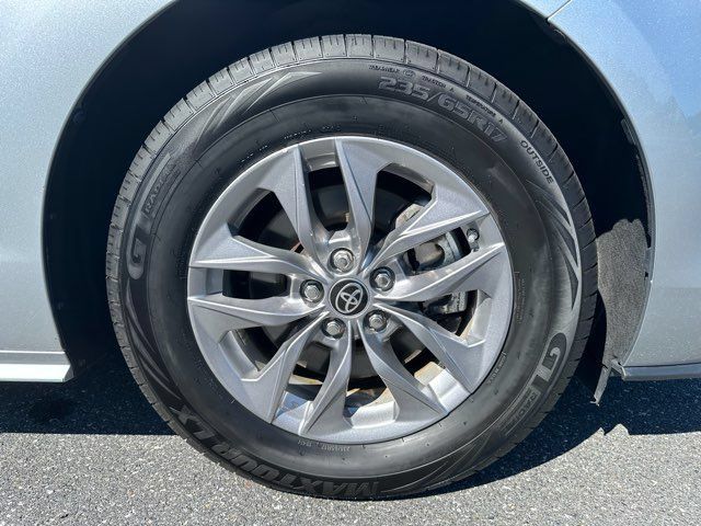 Used 2022 Toyota Sienna XLE AWD/4WD image 35