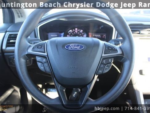 Used 2020 Ford Fusion SE image 15