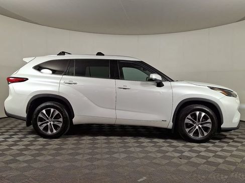 Used 2022 Toyota Highlander XLE AWD/4WD image 10