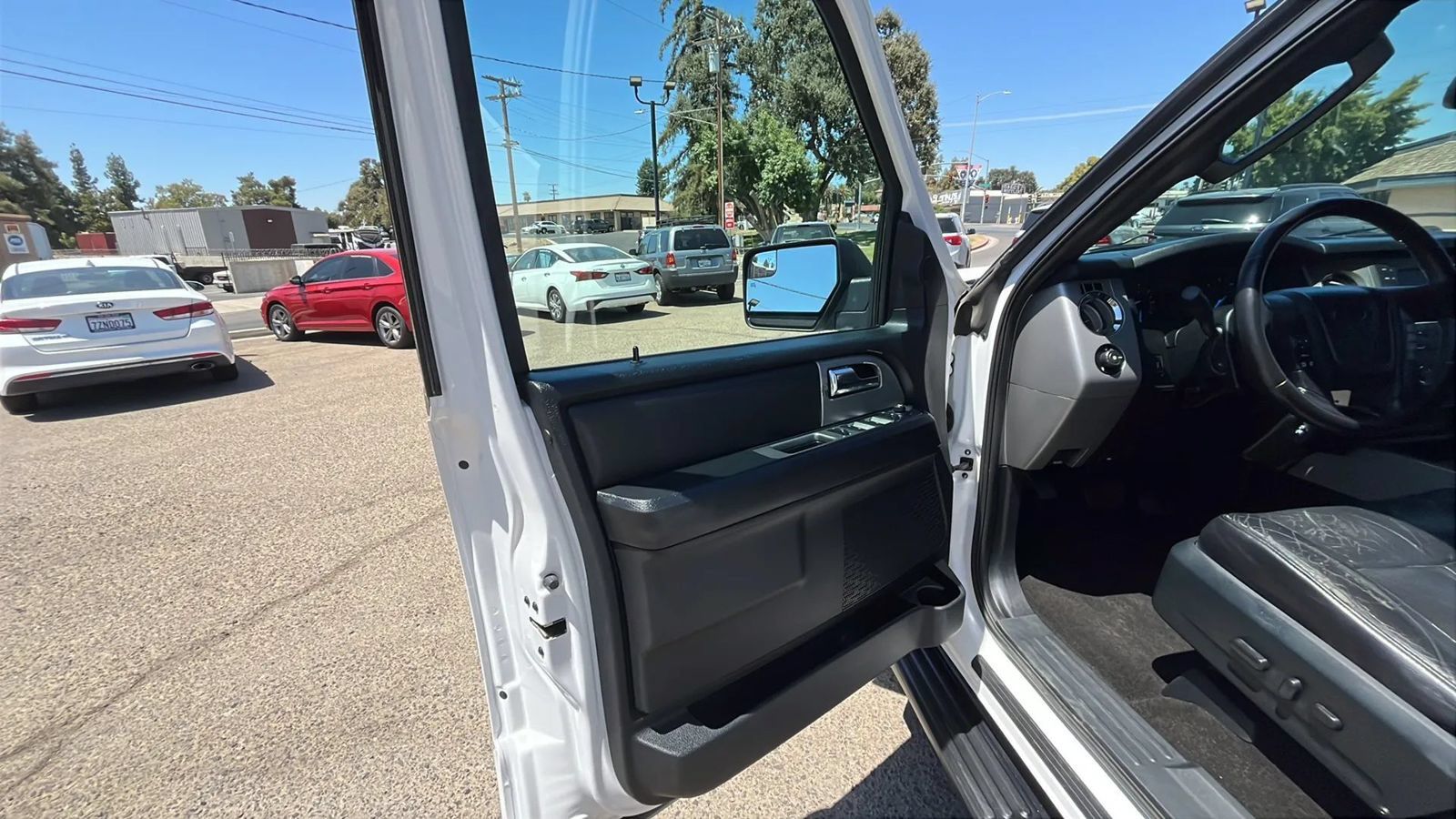 Used 2016 Ford Expedition XLT w/ Equipment Group 201A RWD image 9