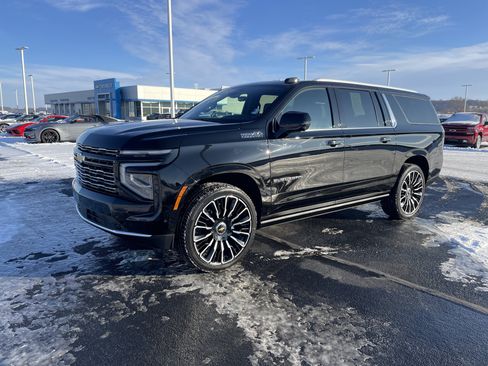 Used 2025 Chevrolet Suburban High Country image 1