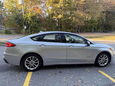 Used 2019 Ford Fusion SE image 9