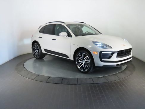 Certified 2022 Porsche Macan AWD/4WD image 9