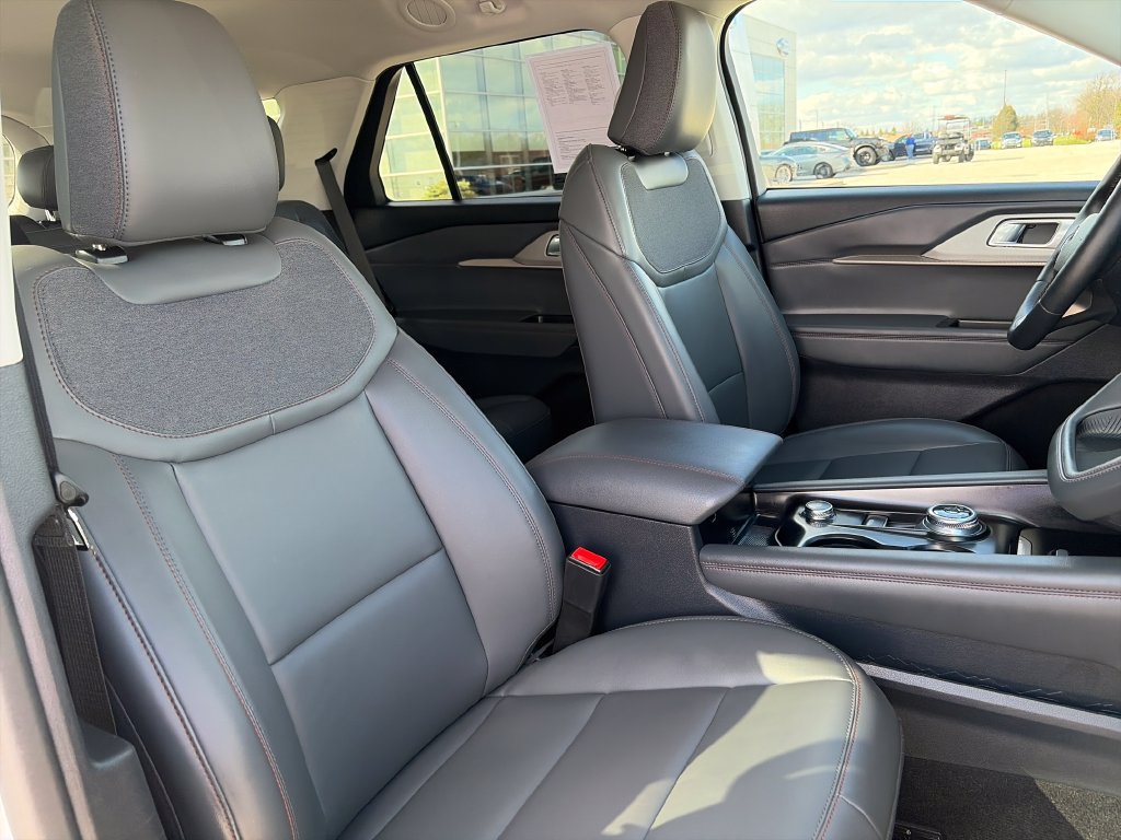 Used 2025 Ford Explorer Active w/ Active Comfort Package AWD/4WD image 12