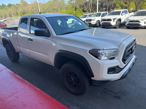 Used 2022 Toyota Tacoma SR image 3