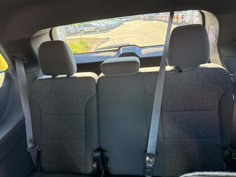 Used 2025 Chevrolet Traverse LT image 16