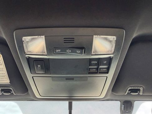 Used 2017 Toyota Tacoma TRD Sport AWD/4WD image 31