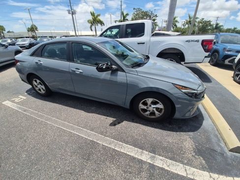 Used 2021 Hyundai Elantra SE FWD image 3