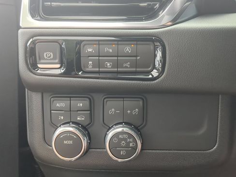 Used 2026 GMC Yukon XL Denali w/ Sun & Power Step Package AWD/4WD image 18