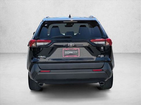 Used 2020 Toyota RAV4 XLE Premium image 7