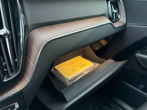 Used 2022 Volvo XC60 B5 Momentum w/ Climate Package image 25