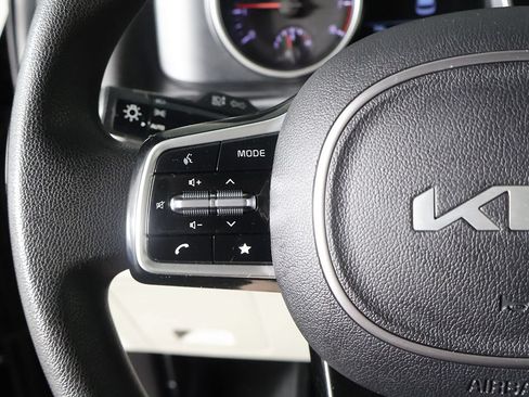 Used 2022 Kia Carnival LX FWD image 39