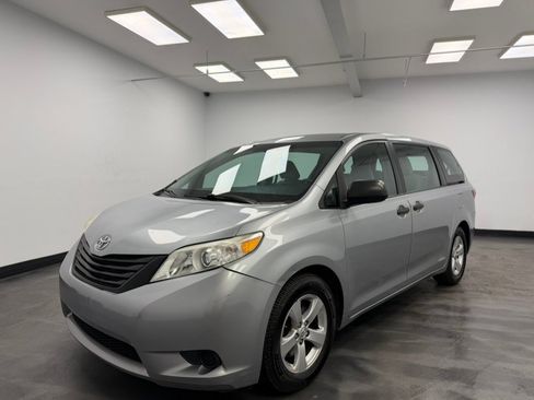 Used 2015 Toyota Sienna L FWD image 2