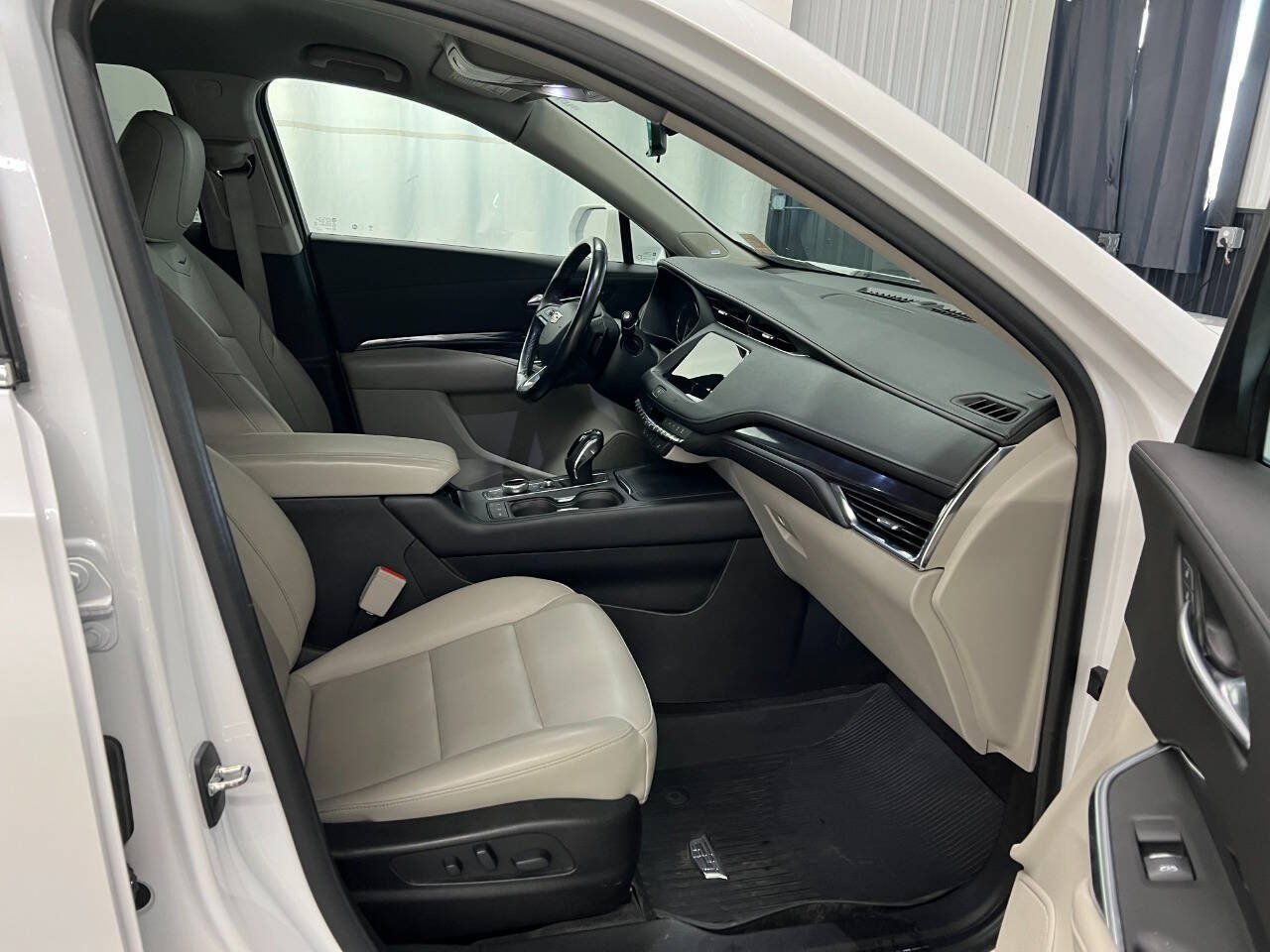 Used 2019 Cadillac XT4 Luxury w/ Cold Weather Package AWD/4WD image 11