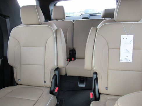 Used 2023 Chevrolet Traverse Premier FWD image 31