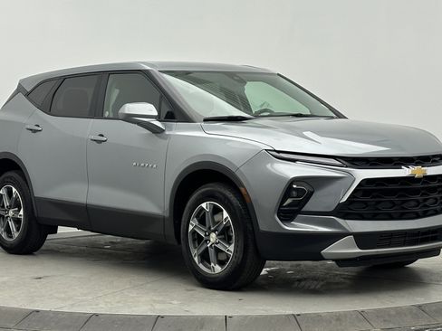 Used 2025 Chevrolet Blazer LT image 3