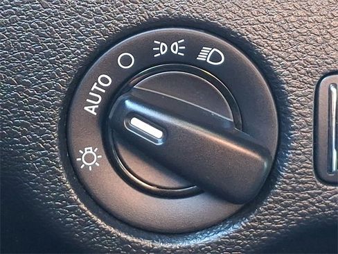 Used 2015 Dodge Challenger SXT image 23