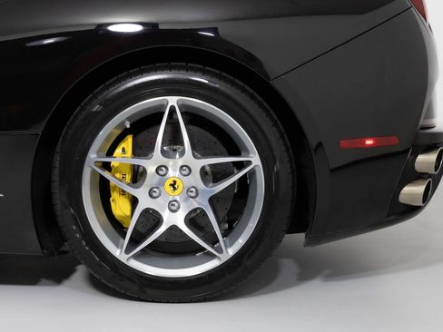Used 2011 Ferrari California image 22