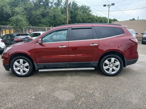 Used 2017 Chevrolet Traverse LT w/ Style and Technology Package FWD image 4