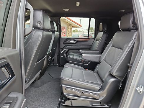 Used 2025 GMC Yukon XL Denali image 10