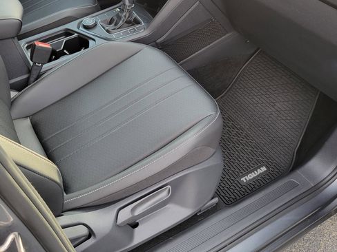 Used 2022 Volkswagen Tiguan SE image 39