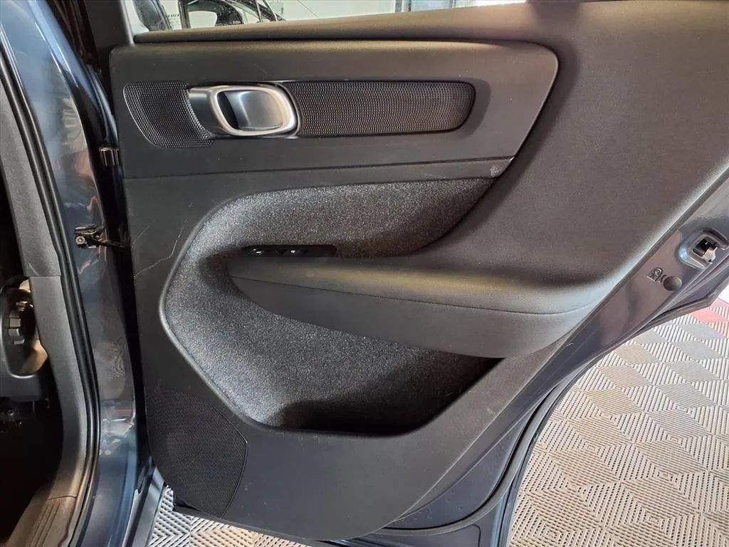 Used 2021 Volvo XC40 T4 Momentum FWD image 11
