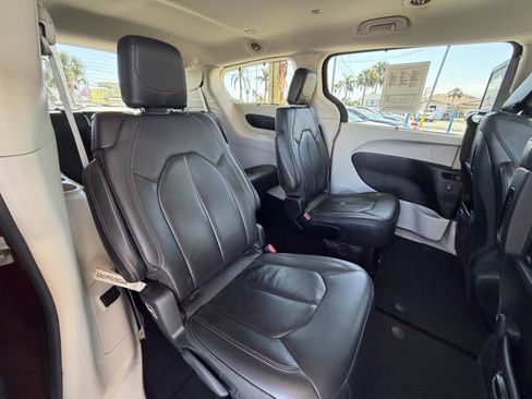 Used 2017 Chrysler Pacifica Touring-L Plus image 14