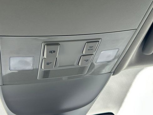 Used 2025 Volkswagen Taos SE FWD image 17