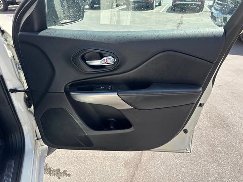 Used 2019 Jeep Cherokee Overland w/ Technology Group AWD/4WD image 11