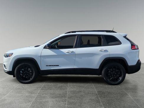 Used 2023 Jeep Cherokee Altitude Lux image 2