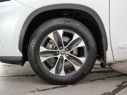 Used 2025 Toyota Highlander XLE AWD/4WD image 30
