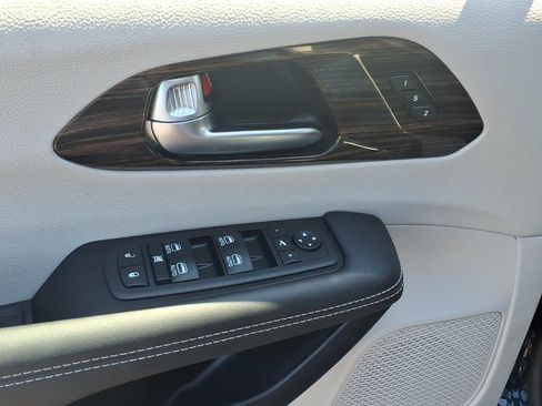 Certified 2024 Chrysler Pacifica Limited AWD/4WD image 4
