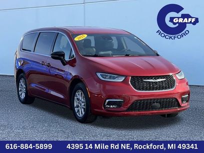 Used 2025 Chrysler Pacifica Select