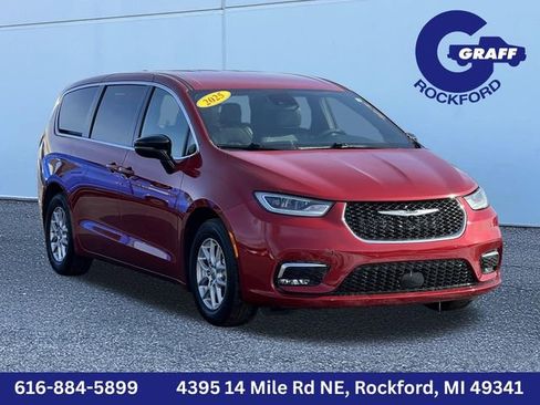 Used 2025 Chrysler Pacifica Select image 1