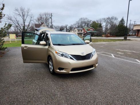 Used 2011 Toyota Sienna LE image 37