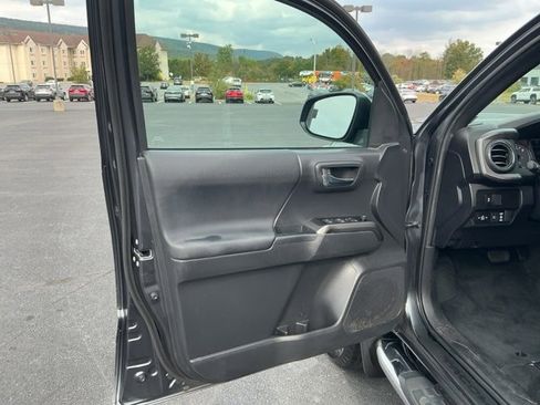 Used 2023 Toyota Tacoma TRD Sport image 9