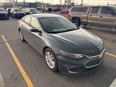 Used 2018 Chevrolet Malibu LT FWD image 2