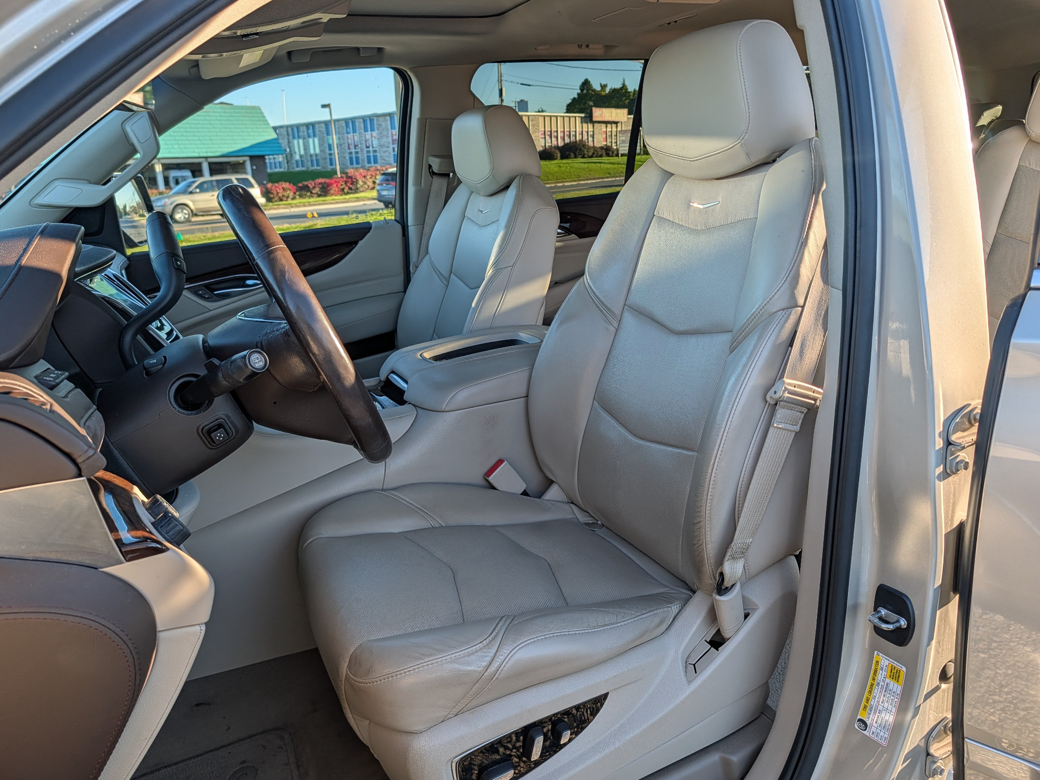 Used 2017 Cadillac Escalade ESV Luxury AWD/4WD image 14