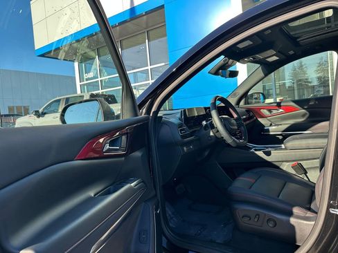 Used 2025 Chevrolet Traverse RS image 21